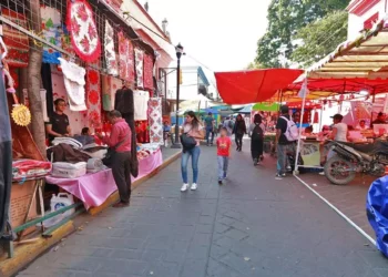 Foto: Adrián Gaytán // A partir de hoy ambulantes toman el control de la avenida Independencia para su “verbena”.
