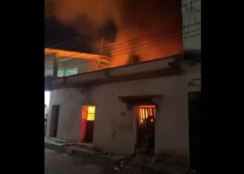 Incendio en casa del barrio Jalisco alerta a vecinos en Tehuantepec