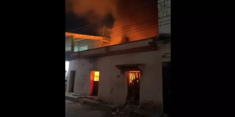 Incendio en casa del barrio Jalisco alerta a vecinos en Tehuantepec