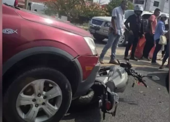 Velocidad y descuido provocan grave accidente de motociclista en Salina Cruz
