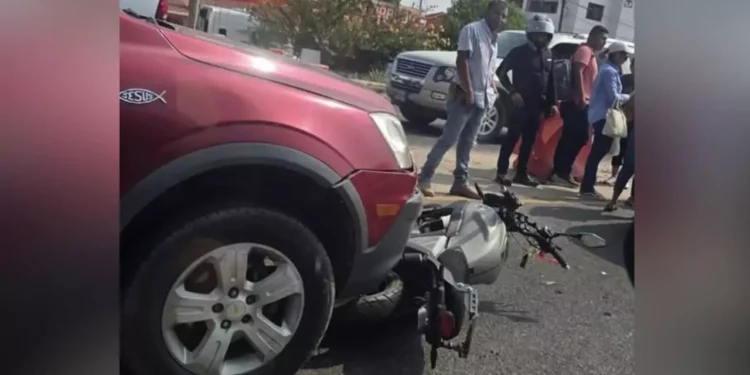 Velocidad y descuido provocan grave accidente de motociclista en Salina Cruz
