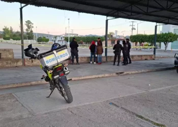 Autoridades resguardaron la cancha de la colonia Aviación mientras personal forense realizaba el levantamiento del cuerpo.