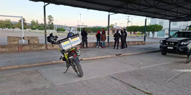Autoridades resguardaron la cancha de la colonia Aviación mientras personal forense realizaba el levantamiento del cuerpo.