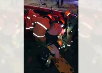 Auxilian a accidentados en carretera.