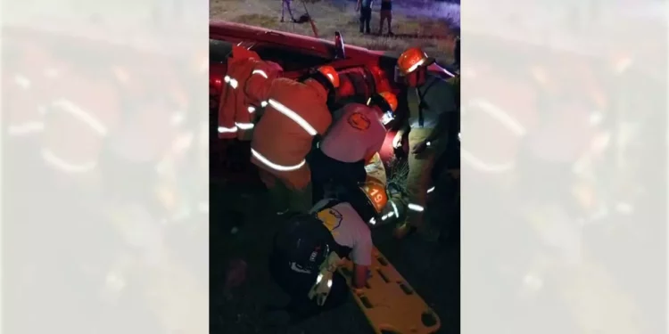 Auxilian a accidentados en carretera.