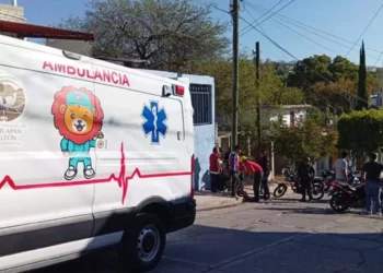 Auxilian a pareja de motociclistas accidentada; requirieron traslado a una clínica.