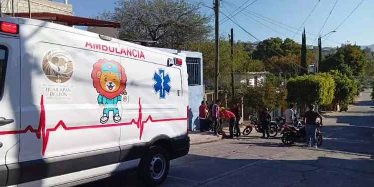 Auxilian a pareja de motociclistas accidentada; requirieron traslado a una clínica.