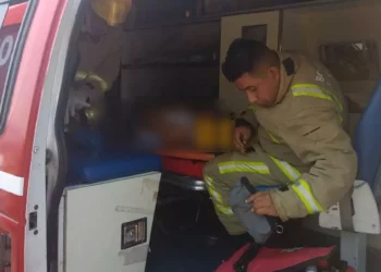 Auxilian a joven agredida por su pareja.