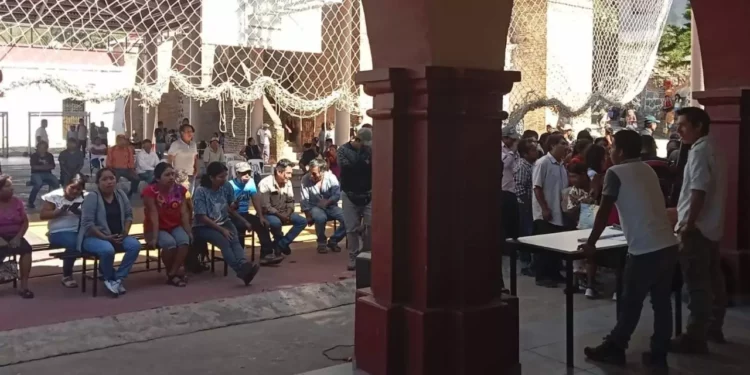 Acusan a Jesús Romero López de intervenir en procesos internos de Santiago Xanica
