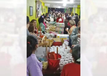 Antojitos, ponche, tamales, en la tradicional posada del mercado de Las Flores.