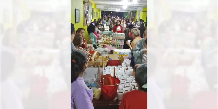 Antojitos, ponche, tamales, en la tradicional posada del mercado de Las Flores.