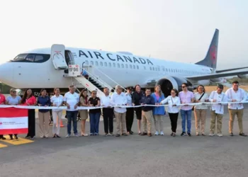 Foto: Gobierno de Oaxaca // Arribo del vuelo temporal de Vancouver, Canadá, a Huatulco.