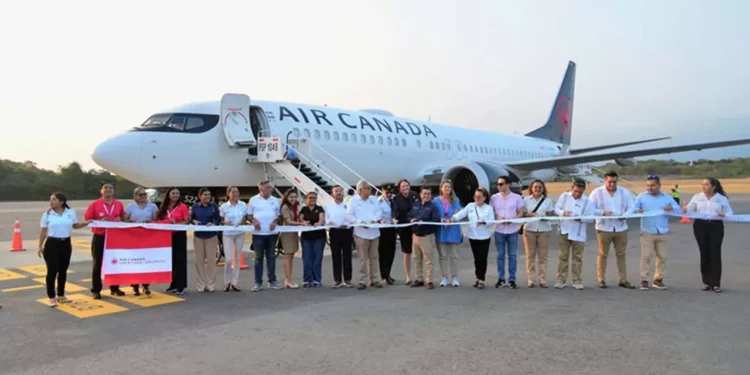 Foto: Gobierno de Oaxaca // Arribo del vuelo temporal de Vancouver, Canadá, a Huatulco.