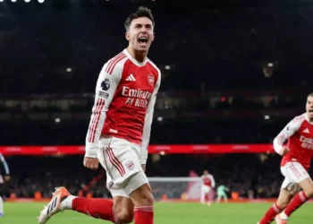 Arsenal golea al Aston Villa y se consolida como líder de la Premier League