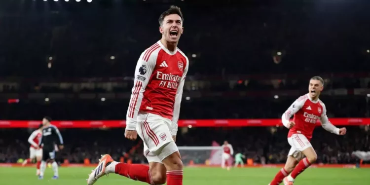 Arsenal golea al Aston Villa y se consolida como líder de la Premier League