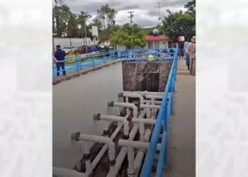 Autoridades del SAPAHUA durante la presentación del informe anual sobre el estado del sistema de agua potable en Huajuapan.