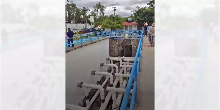 Autoridades del SAPAHUA durante la presentación del informe anual sobre el estado del sistema de agua potable en Huajuapan.