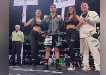 Marco Verde celebra su victoria por decisión unánime ante Raphael Igbokwe en Mazatlán, cerrando el año con un sólido triunfo profesional. Foto: X - @atletasmxof