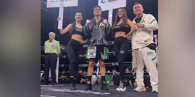 Marco Verde celebra su victoria por decisión unánime ante Raphael Igbokwe en Mazatlán, cerrando el año con un sólido triunfo profesional. Foto: X - @atletasmxof