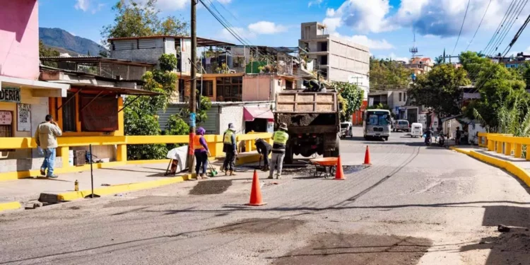 Foto: Municipio de Oaxaca de Juárez // Bacheo y pavimentación en la capital. La inmensa mayoría de obras se realizan con recursos federales.