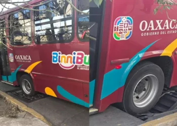 Unidad de BinniBus queda atrapada en alcantarilla y exhibe fallas viales en Oaxaca