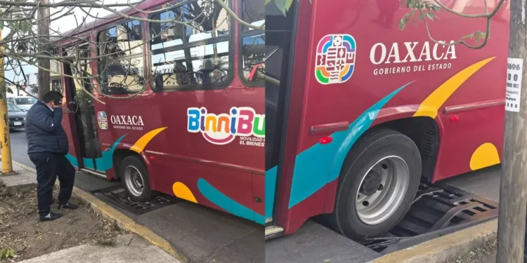 Unidad de BinniBus queda atrapada en alcantarilla y exhibe fallas viales en Oaxaca