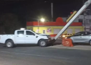 Ebrio impacta camioneta contra semáforo en Salina Cruz