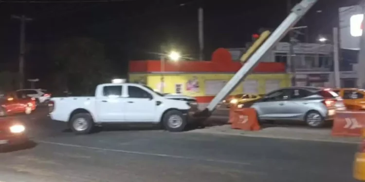 Ebrio impacta camioneta contra semáforo en Salina Cruz