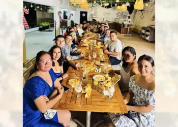 Cena de fin de año recibieron un grupo de médicos y enfermeras.