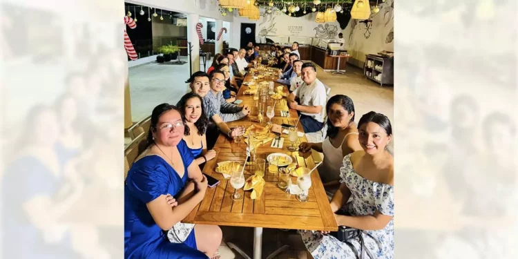 Cena de fin de año recibieron un grupo de médicos y enfermeras.