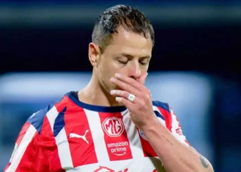 De héroe a villano, así ha sido la segunda etapa de ‘Chicharito’ en Chivas
