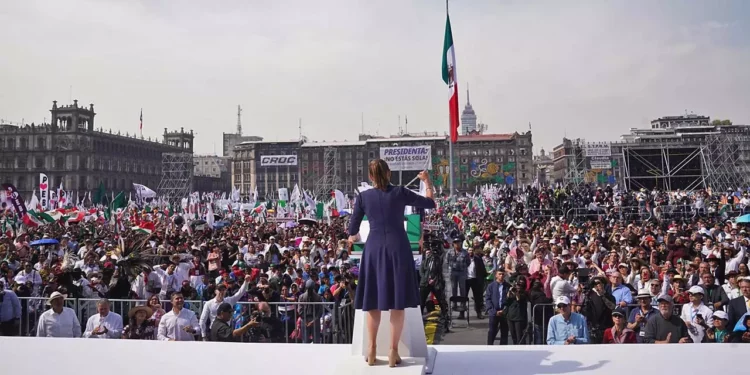 Foto: Presidencia de la República // Claudia Sheinbaum ante 600 mil personas en el zócalo.