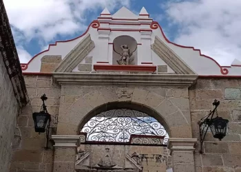 Foto: Lisbeth Mejía // Concluida la rehabilitación del arco sur de la Basílica Menor de la Soledad con recursos de los feligreses.