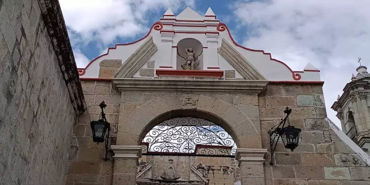 Foto: Lisbeth Mejía // Concluida la rehabilitación del arco sur de la Basílica Menor de la Soledad con recursos de los feligreses.