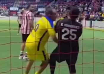 VIDEO | Cuauhtémoc Blanco se vuelve “loco” y agrede a portero de Chivas
