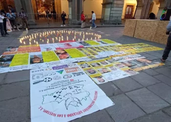 Foto: Lisbeth Mejía Reyes // Una velada con las imágenes de sus familiares frente al Palacio de Gobierno.