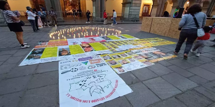 Foto: Lisbeth Mejía Reyes // Una velada con las imágenes de sus familiares frente al Palacio de Gobierno.