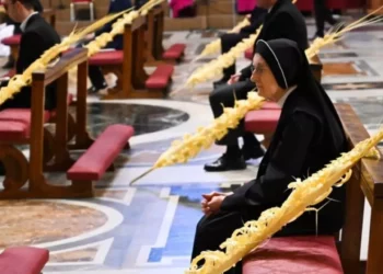 Vaticano rechaza permitir diáconos mujeres