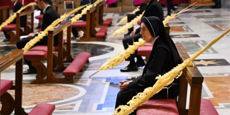 Vaticano rechaza permitir diáconos mujeres