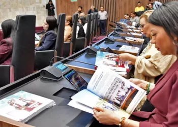 Foto: Congreso de Oaxaca // Diputados hojean el informe de gobierno de la administración estatal.