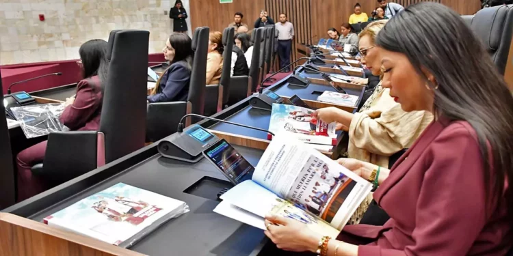Foto: Congreso de Oaxaca // Diputados hojean el informe de gobierno de la administración estatal.