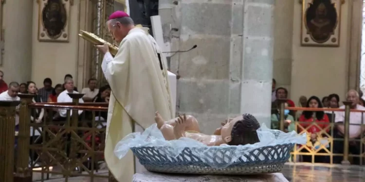 Foto: Adrián Gaytán // El arzobispo Pedro Vázquez Villalobos encabezó la misa dominical en el Día de la Sagrada Familia, en la Catedral de Oaxaca.