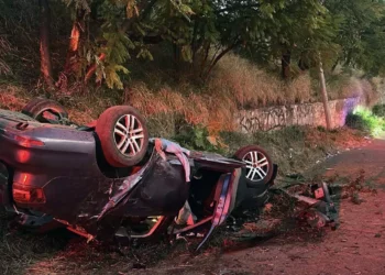 El automóvil quedó con las llantas hacia arriba.
