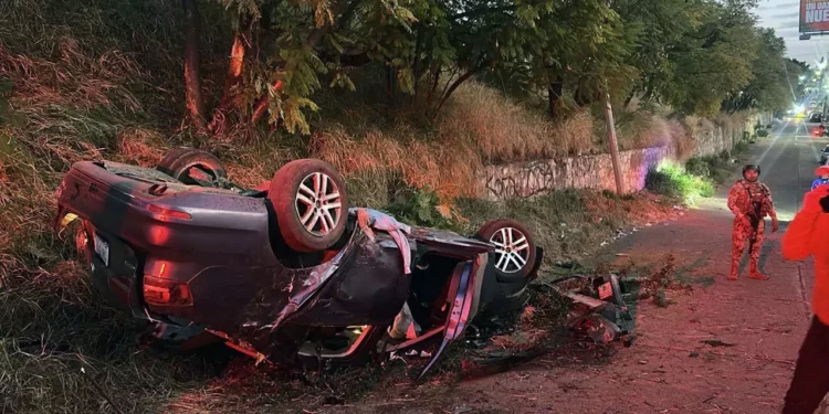El automóvil quedó con las llantas hacia arriba.