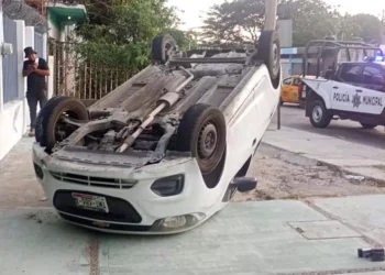 El automóvil quedó con las llantas hacia arriba.