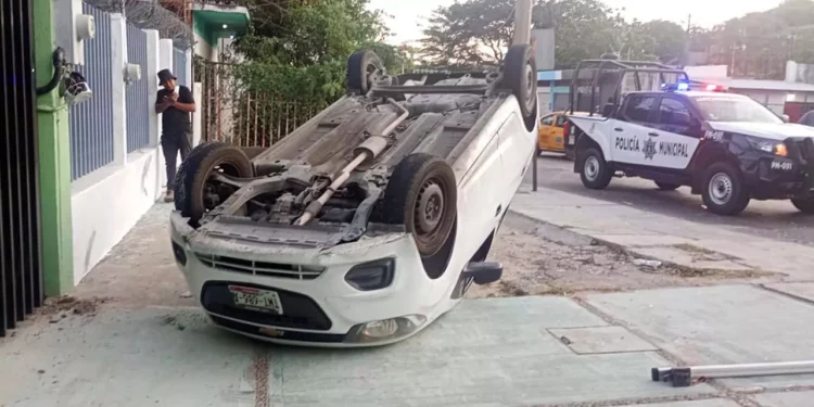 El automóvil quedó con las llantas hacia arriba.