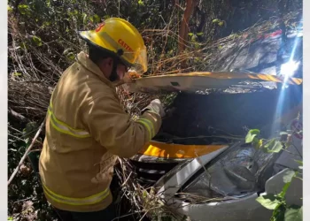 El taxi Nissan V-Drive fue extraído tras caer a una barranca de tres metros en la zona de La Pastora.