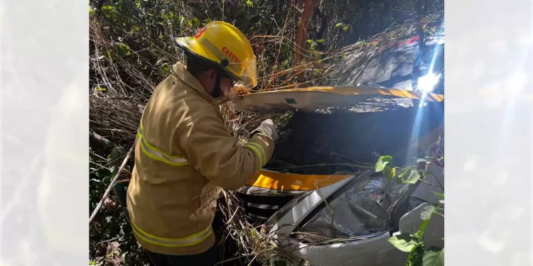 El taxi Nissan V-Drive fue extraído tras caer a una barranca de tres metros en la zona de La Pastora.