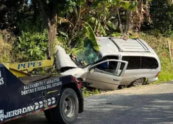 El vehículo se detuvo brevemente para realizar una compra. Minutos después de reanudar el trayecto, el conductor comenzó a gritar que los frenos dejaron de responder.