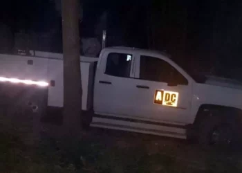 El vehículo terminó entre arena y arbustos luego de derribar el portón del sistema de bombeo del río Malantengo.